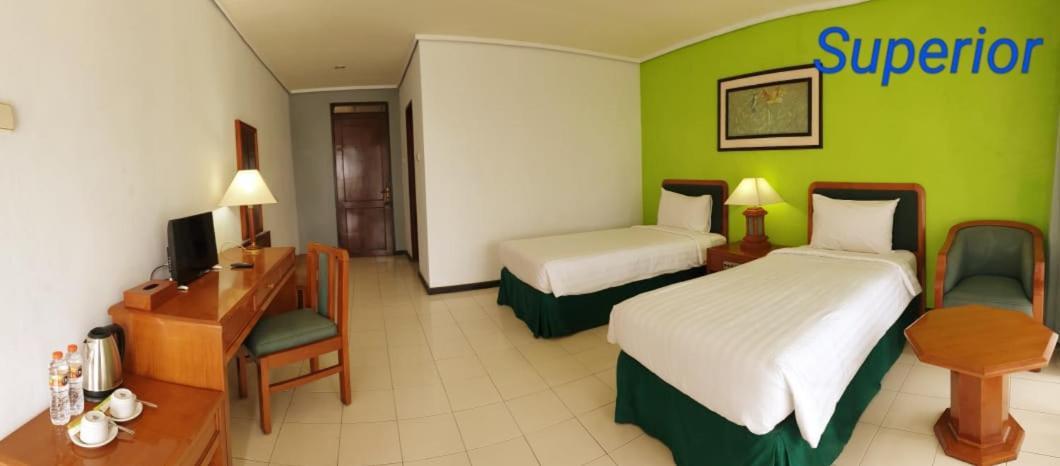 Grand Whiz Hotel 브로모 외부 사진
